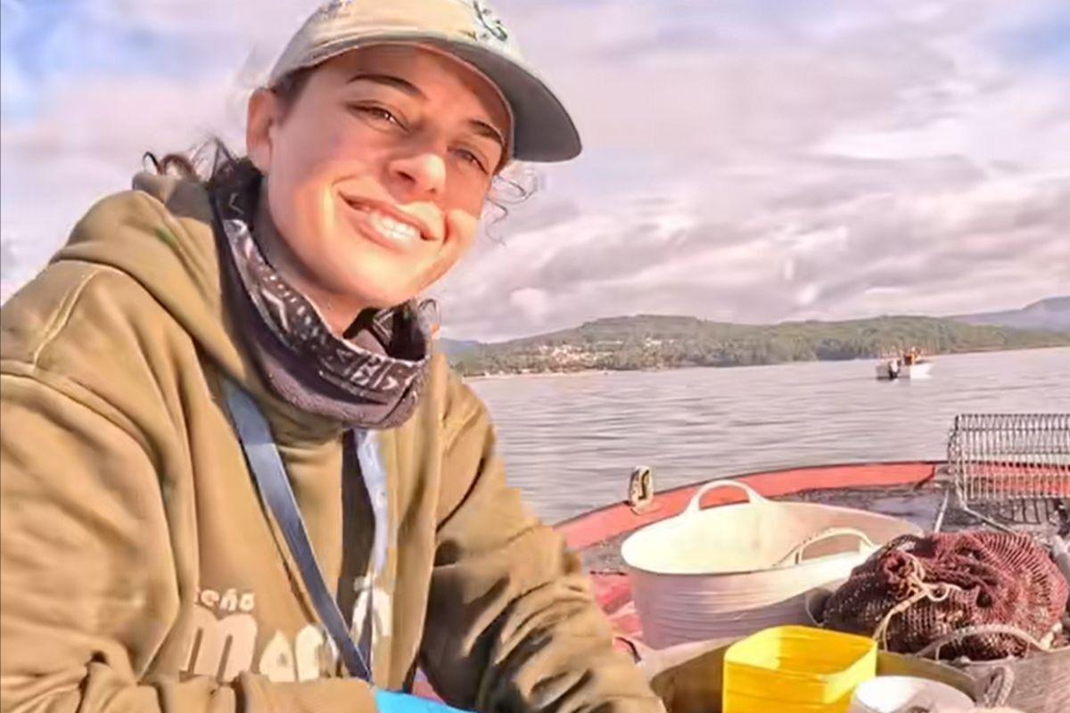 La influencer noiesa Mercedes Silva, durante una de sus jornadas de marisqueo.
