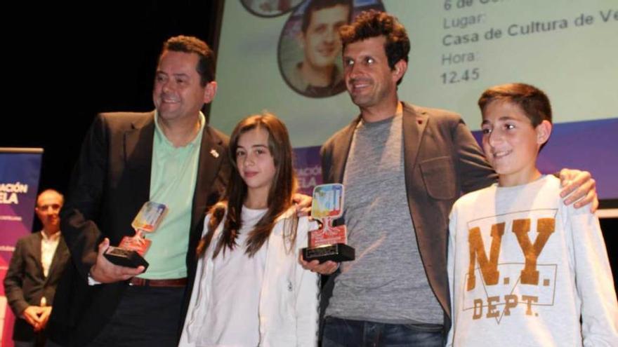 Los alumnos Paz Sanjurjo y Alfonso Méndez, con Tomás Roncero y Javier Giraldo, ayer en Vegadeo.