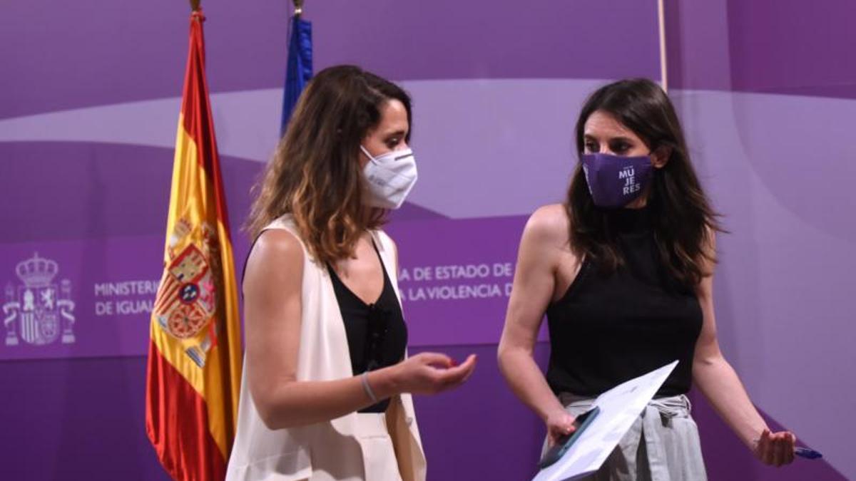 La ministra de Igualdad, Irene Montero (d), y la hasta ahora secretaria de Estado de Igualdad y contra la Violencia de Género, Noelia Vera (i), el pasado 21 de mayo de 2021, en Madrid.