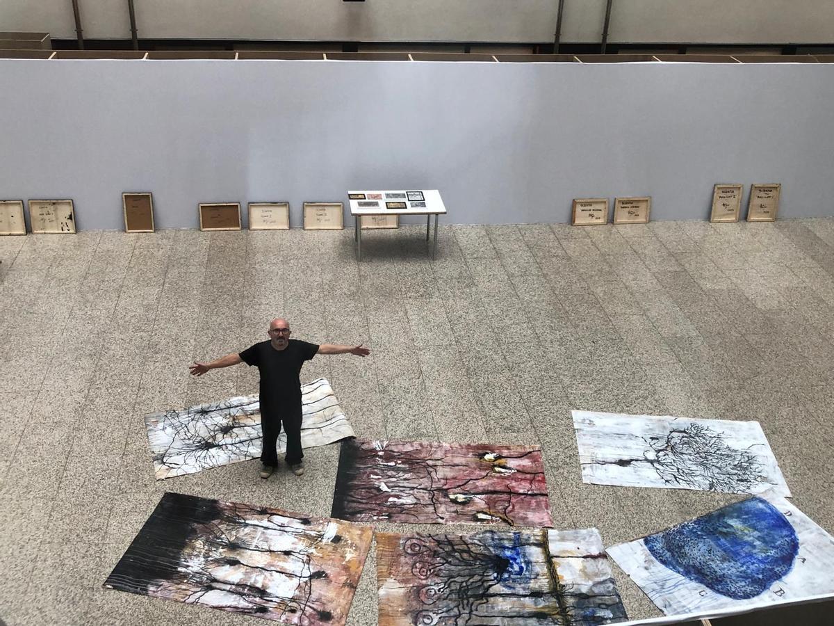 Ramón Trigo, ayer, durante el montaje de sus obras en el Hospital 12 de Octubre.