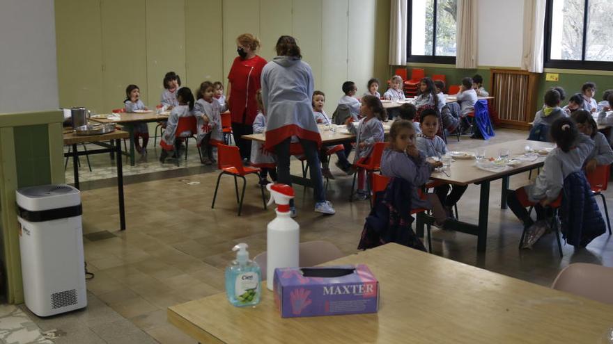 El menjador de l&#039;escola Salesians Ripoll amb alumnes i el purificador d&#039;aire instal·lat