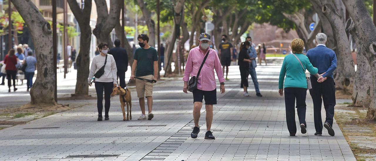 Gente con mascarillas por la avenida José Mesa y López de la capital grancanaria. | | ANDRÉS CRUZ