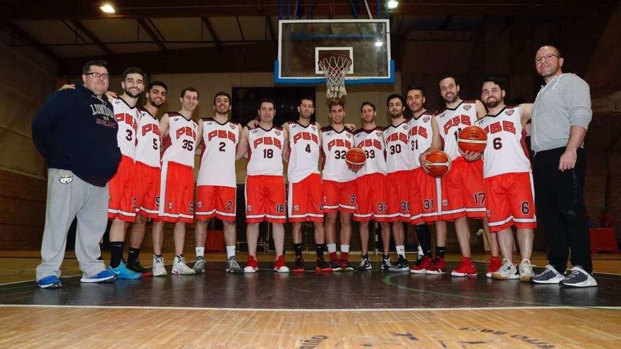 La plantilla del Porriño Baloncesto Base, ayer antes de comenzar el entrenamiento. // José Lores