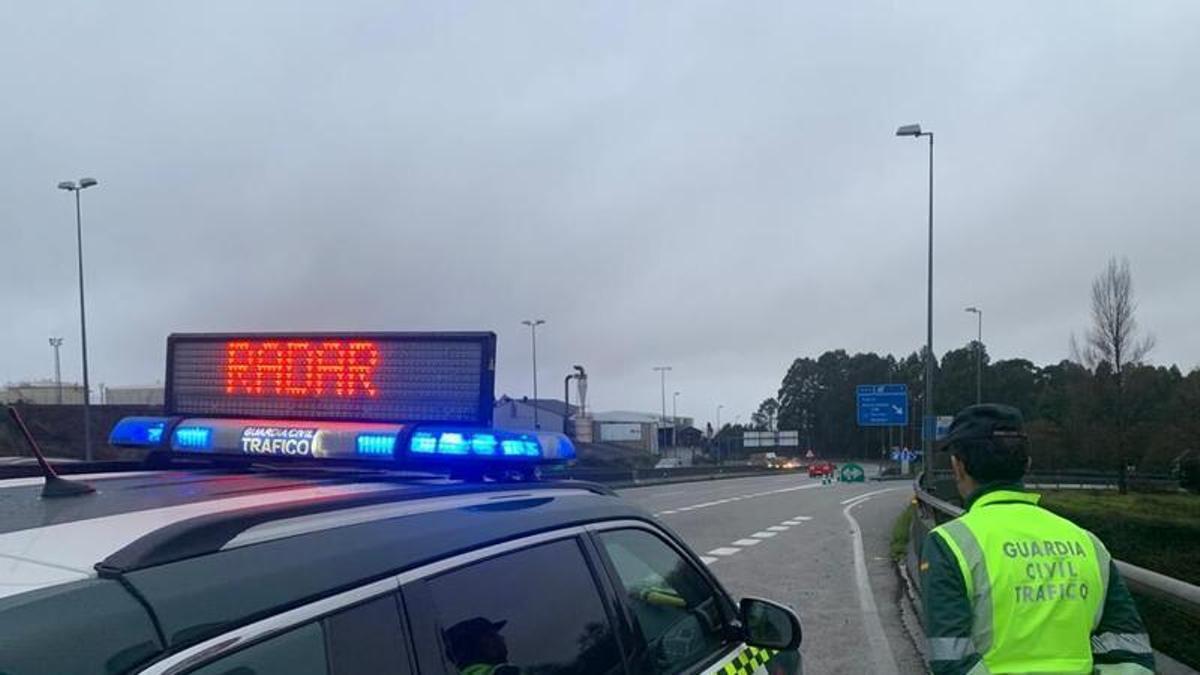Un agente de la Guardia Civil de Tráfico, durante un control de velocidad.