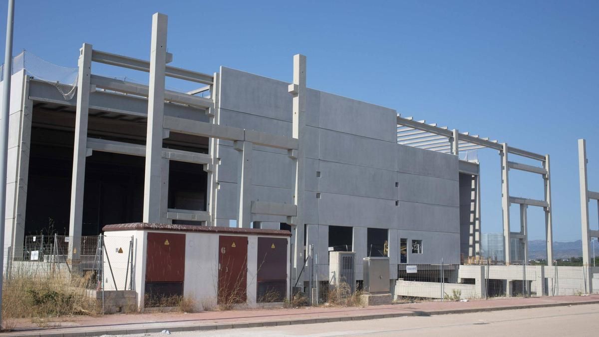 Una nave en construcción en un polígono de la Ribera en una imagen de este mes de julio.