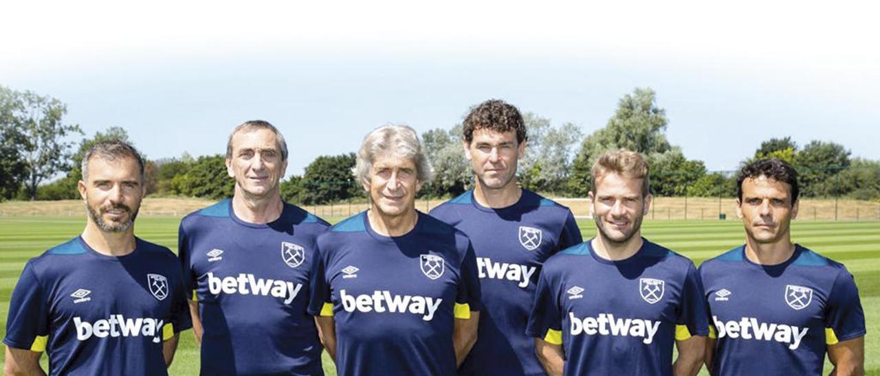 El preparador físico ourensano Félix Fernández, segundo por la derecha, con el cuerpo técnico del West Ham.