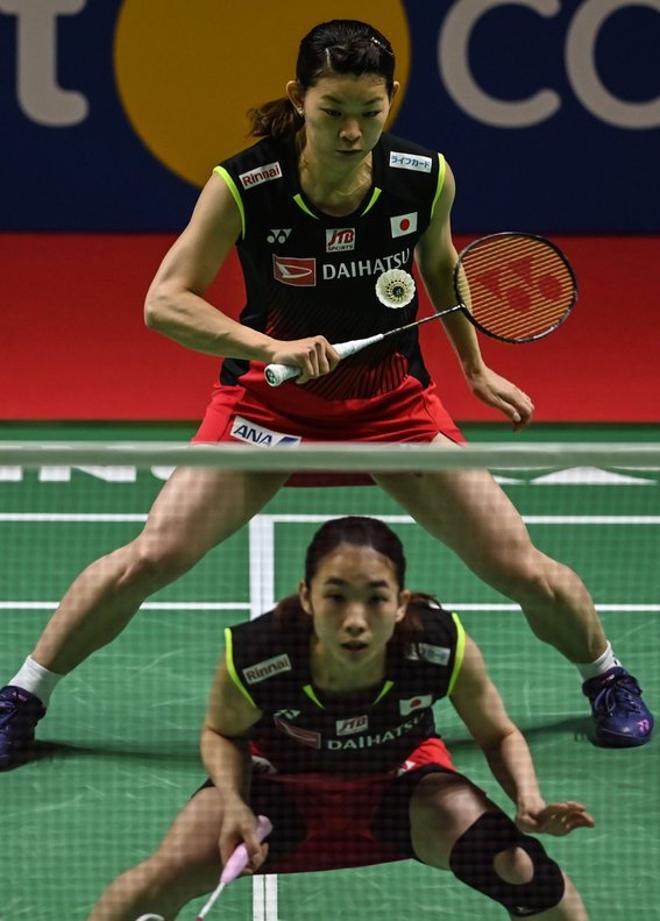 Misaki Matsutomo (bottom) y Ayaka Takahashi (top) de Japón durante la semifinal femenina de dobles en el torneo de badminton Indonesian Open en Jakarta