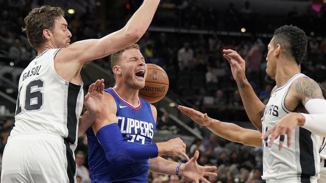 Pau Gasol en una acción defensiva en el partido ante Los Angeles Clippers