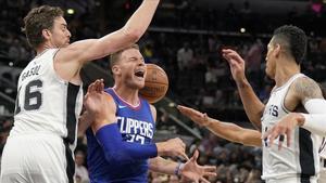 Pau Gasol en una acción defensiva en el partido ante Los Angeles Clippers