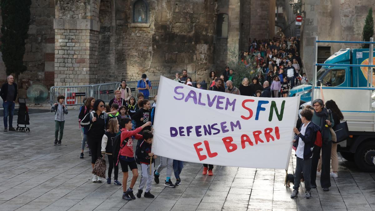 BARCELONA 08/11/2022  Sociedad.  Manifestación de familias de la  escola San Felip Neri   FOTO de FERRAN NADEU