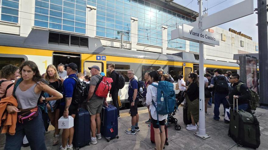 Viajeros, transbordando al Tren Celta en Viana do Castelo el pasado 17 de agosto. |  Marta G. Brea