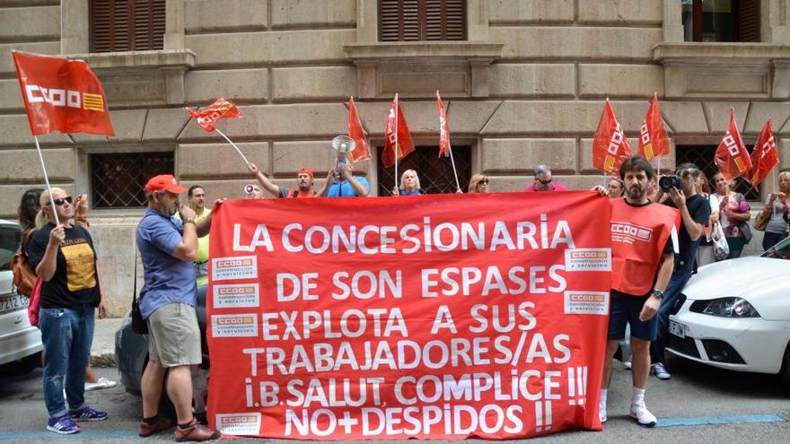 Los trabajadores de limpieza ya protestaron en octubre ante la sede de la sanidad pública balear