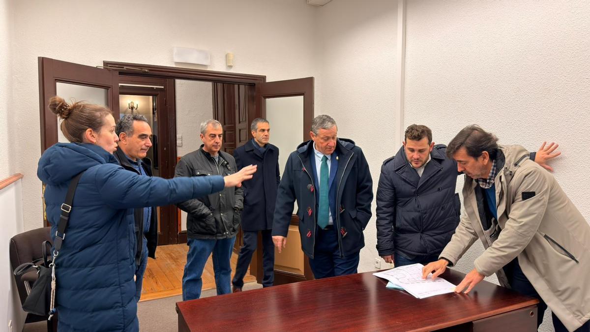 Revisión de los planos para las obras en el antiguo Palacio de la Diputación Provincial de Zamora.