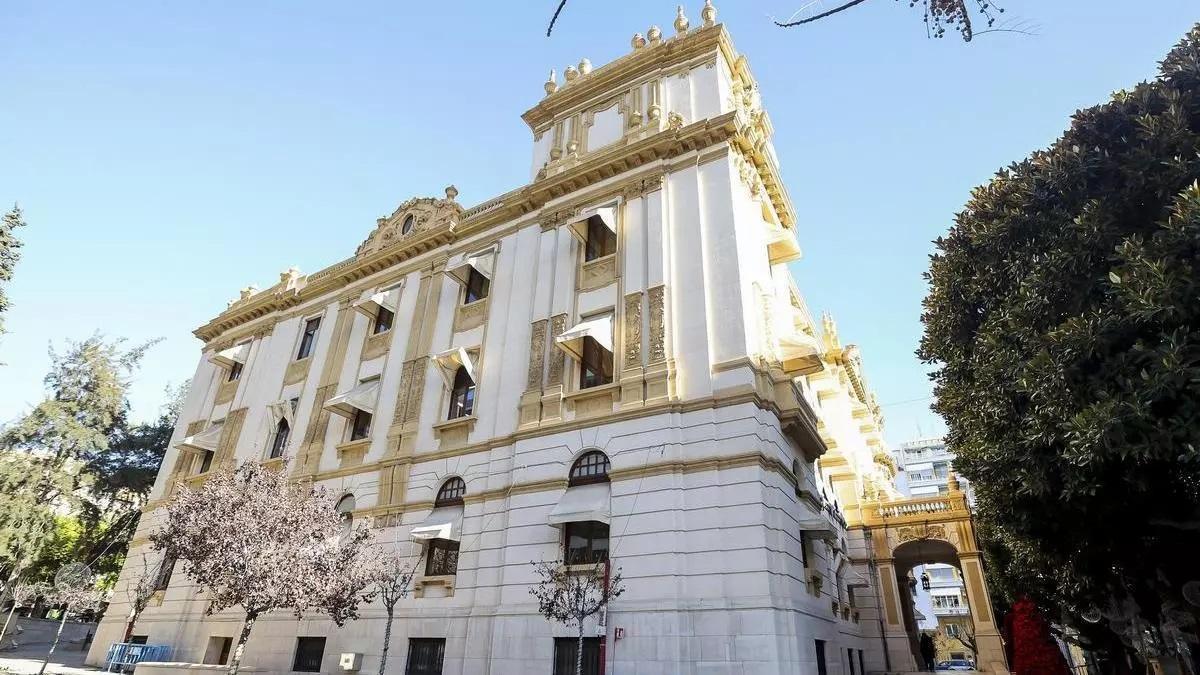 El exterior del Palacio Provincial de la Diputación de Alicante.