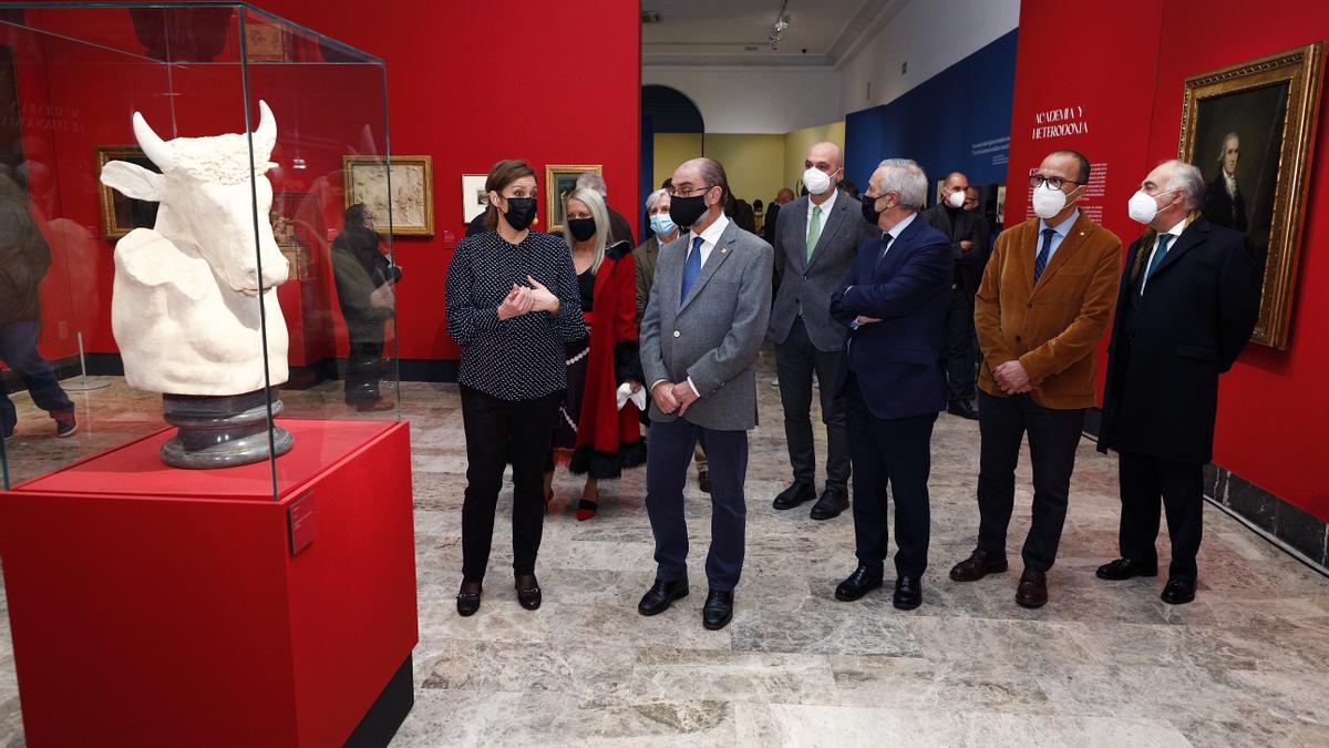 La comisaria de la exposición 'Goya y el Grand Tour', Raquel Gallego, junto al presidente de Aragón, Javier Lambán, y el consejero de Cultura, Felipe Faci.