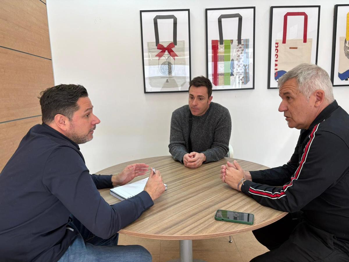 Un momento de la reunión entre el concejal Rubén Sousa y el sector del taxi del municipio.