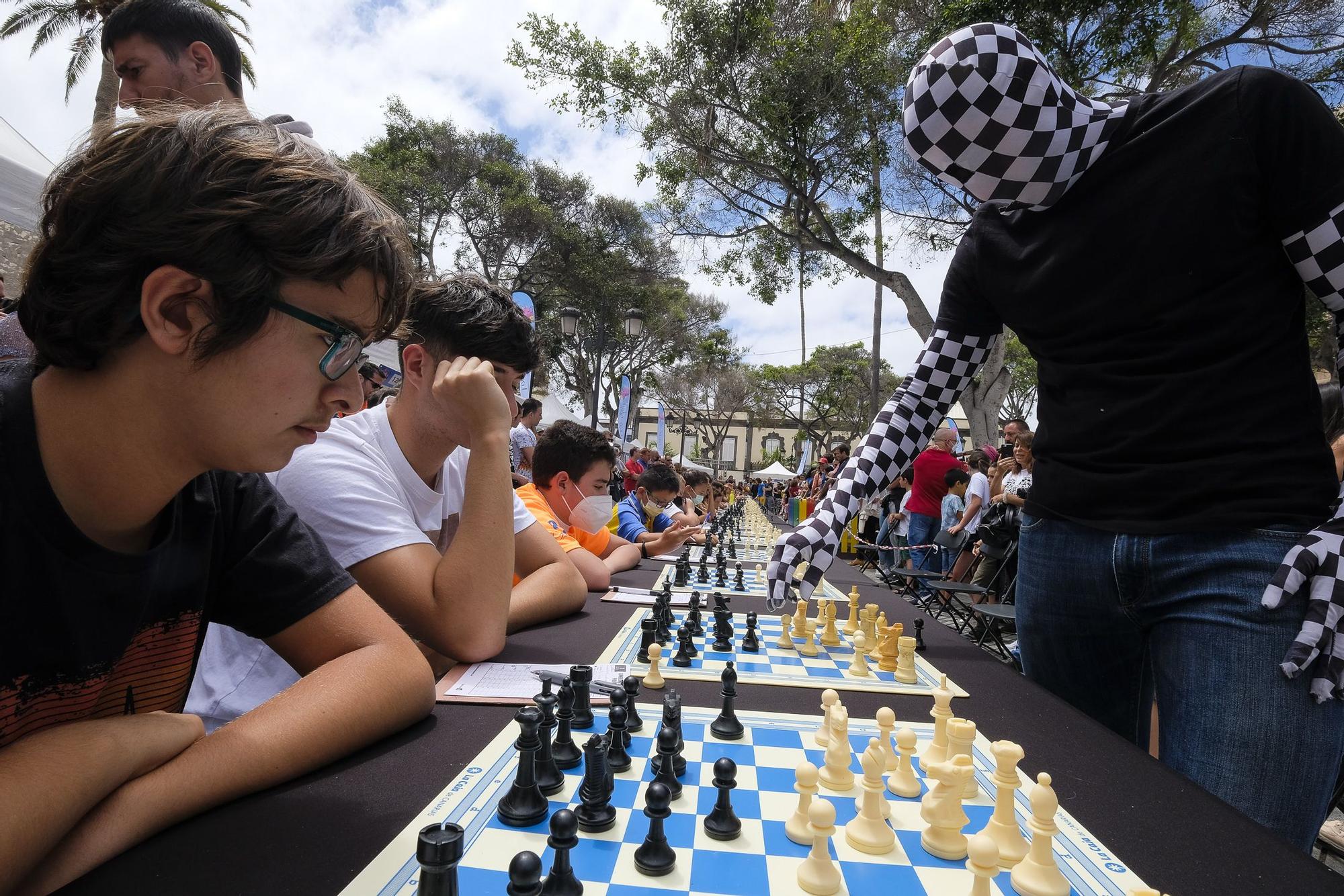 Concurso ajedrez en la Alameda de Colón con Sabrina Vega y Rey Enigma