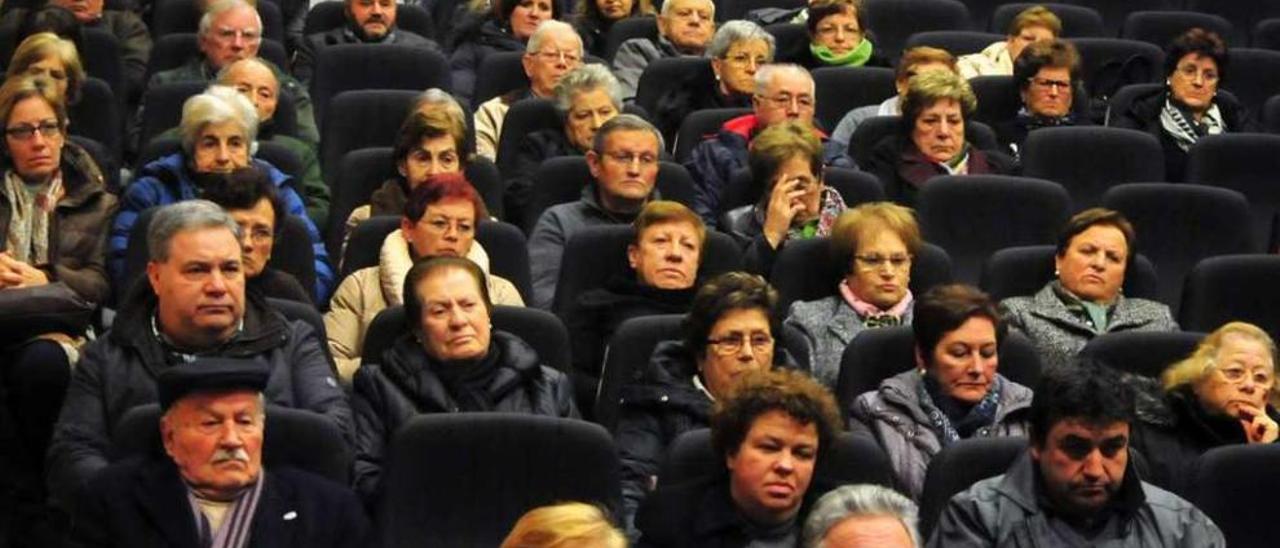 Público asistente a la asamblea informativa celebrada ayer en el Auditorio da Xuventude. // Iñaki Abella