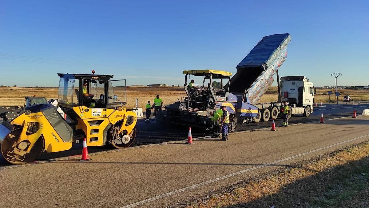 Obras en una carretera de la provincia de Zamora.