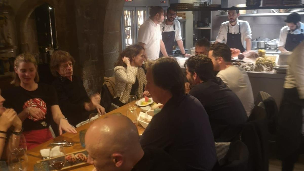 Mick Jagger y sus acompañantes, durante la cena en Estimar, en Barcelona.