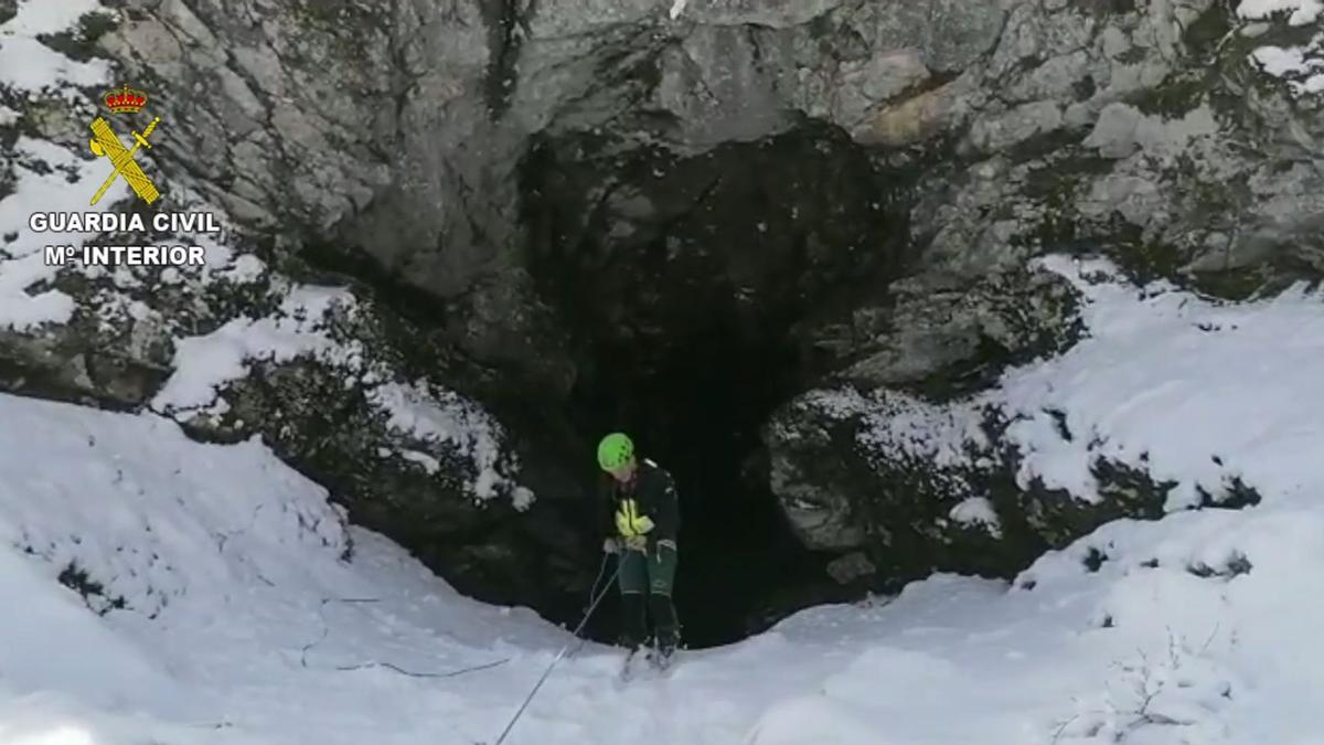 Un agente del Greim baja a una sima situada en la zona de búsqueda.