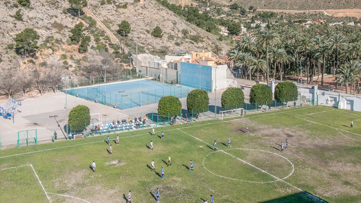 Parcelas municipales que el colegio diocesano usa como patio y pistas deportivas