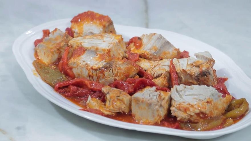Cocina Familiar: Bonito con salsa de tomate y pimientos najeranos y patatas en adobillo