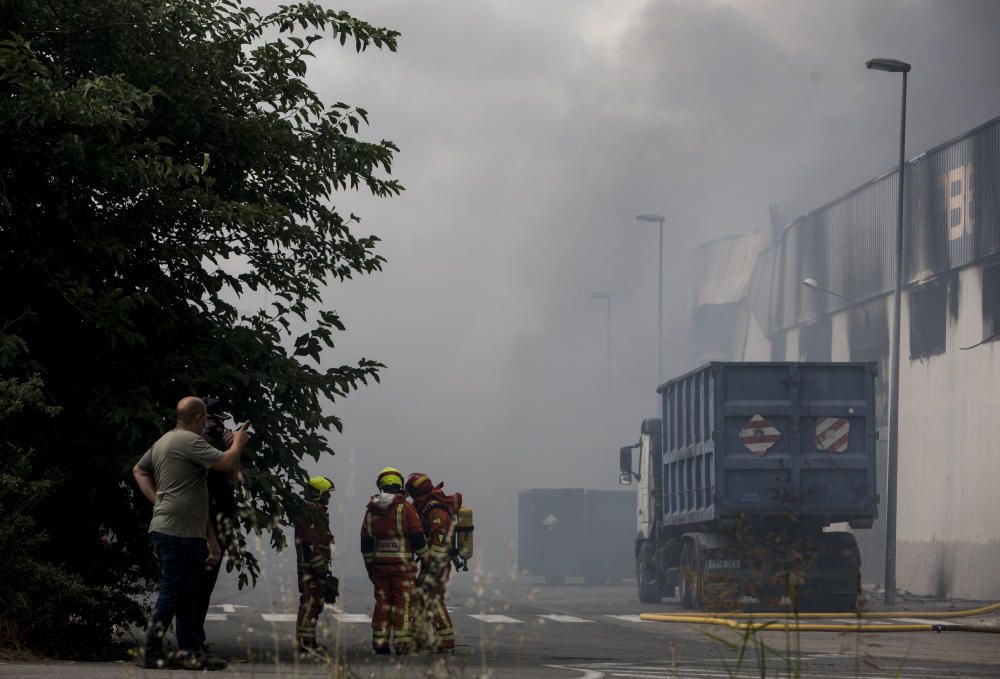 Incendio en una empresa del Polígono Industrial la Fillola, en Aldaia