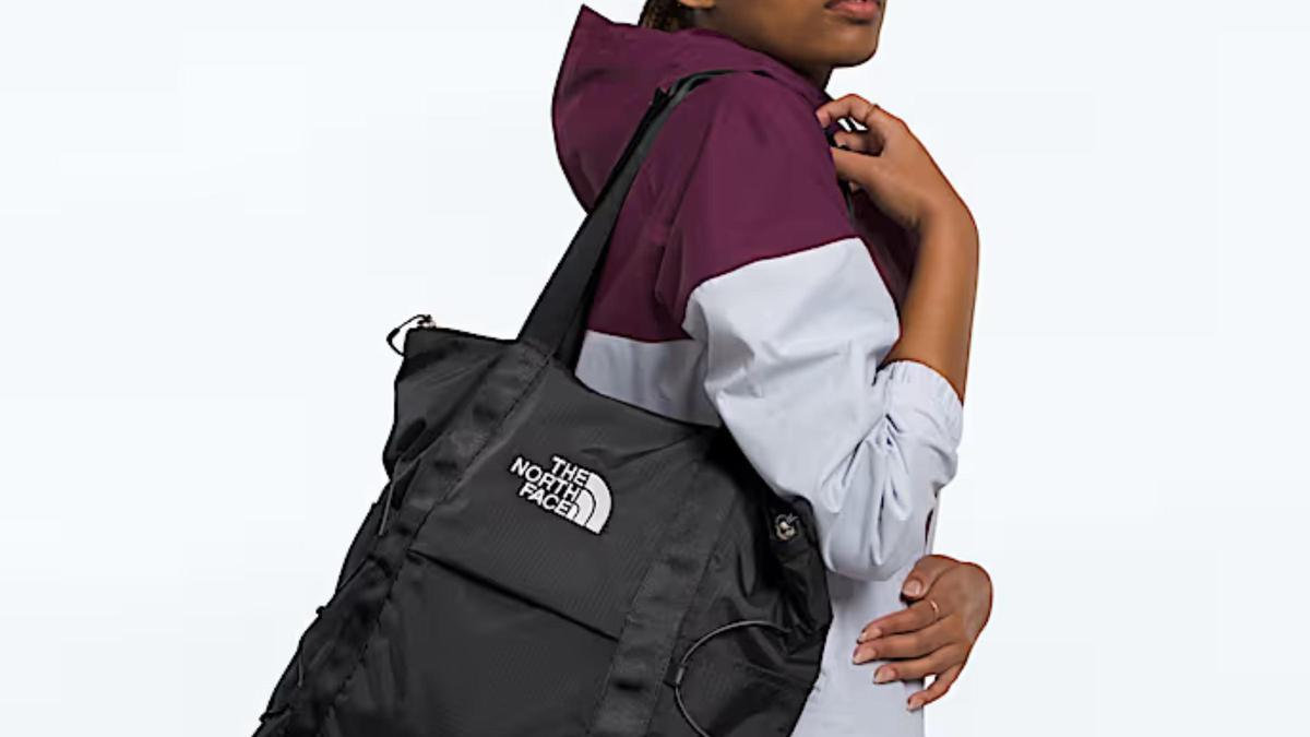 No volverás a ver esta mochila The North Face tan barata (y es perfecta para el gym)