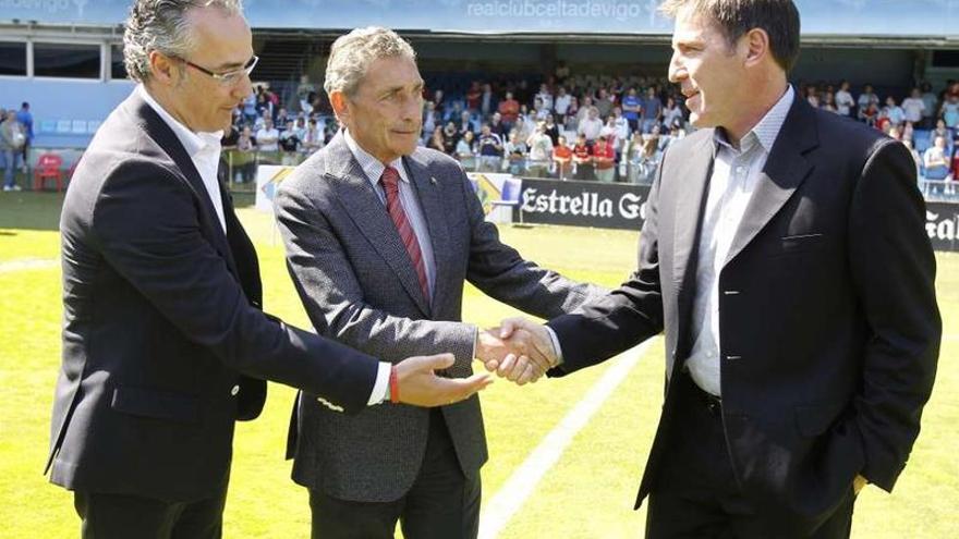 El director deportivo del Celta, Miguel Torrecilla, y el presidente Carlos Mouriño estrechan la mano del nuevo técnico, Eduardo Berizzo, ayer, durante su presentación oficial en Balaídos.