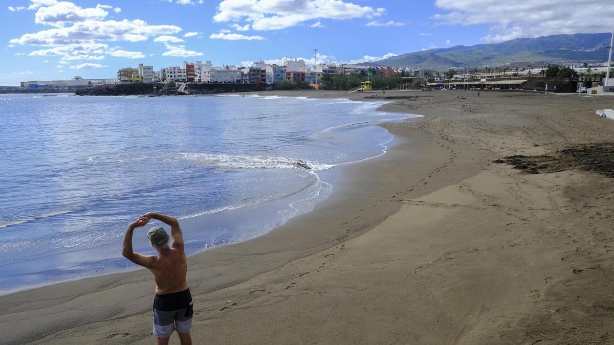 Un bañista en la playa de Melenara, reabierta tras 45 días cerrada.