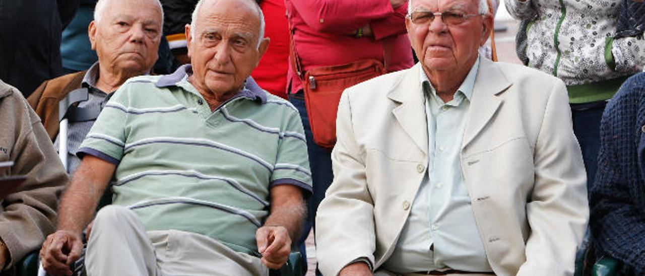 Los hermanos Ramón y Tito Montesdeoca, sentados y atentos a la interpretación musical, ayer.