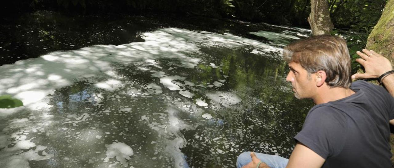 La espuma invade el río Asneiro en Lalín