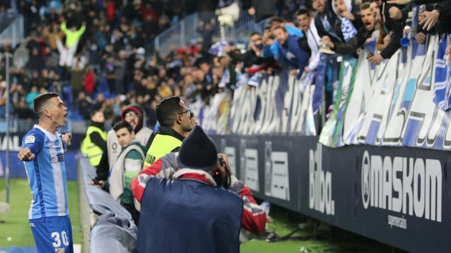 Jack Harper celebra con la grada el gol contra el Cádiz, donde su asistencia a Ricca fue clave.