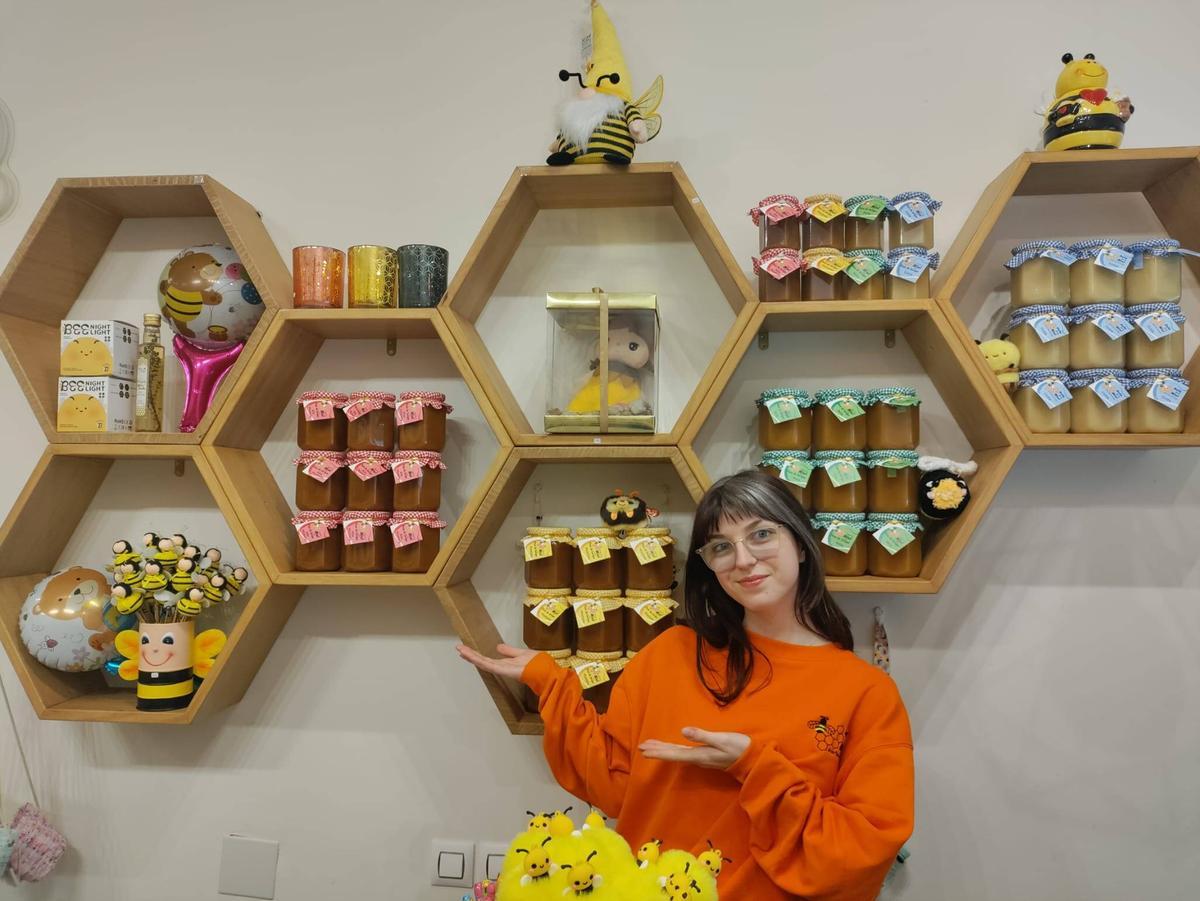 Eva Noriega mostrando los productos de su tienda.