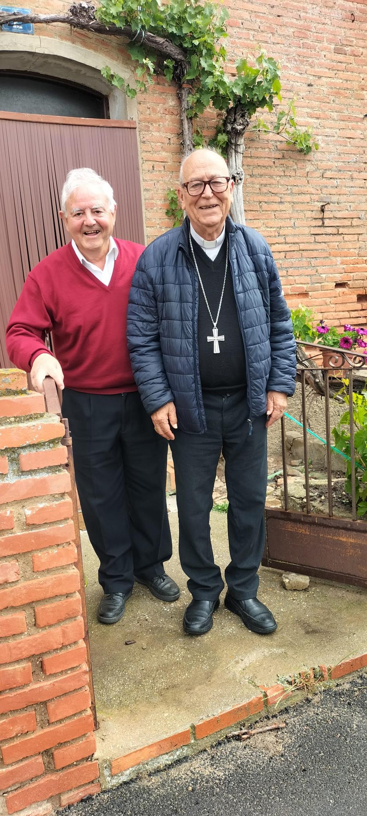 Francisco Simón Piorno a la derecha, ayer junto al párroco de Benegiles Pedro Rosón, que también estuvo de misionero en Perú