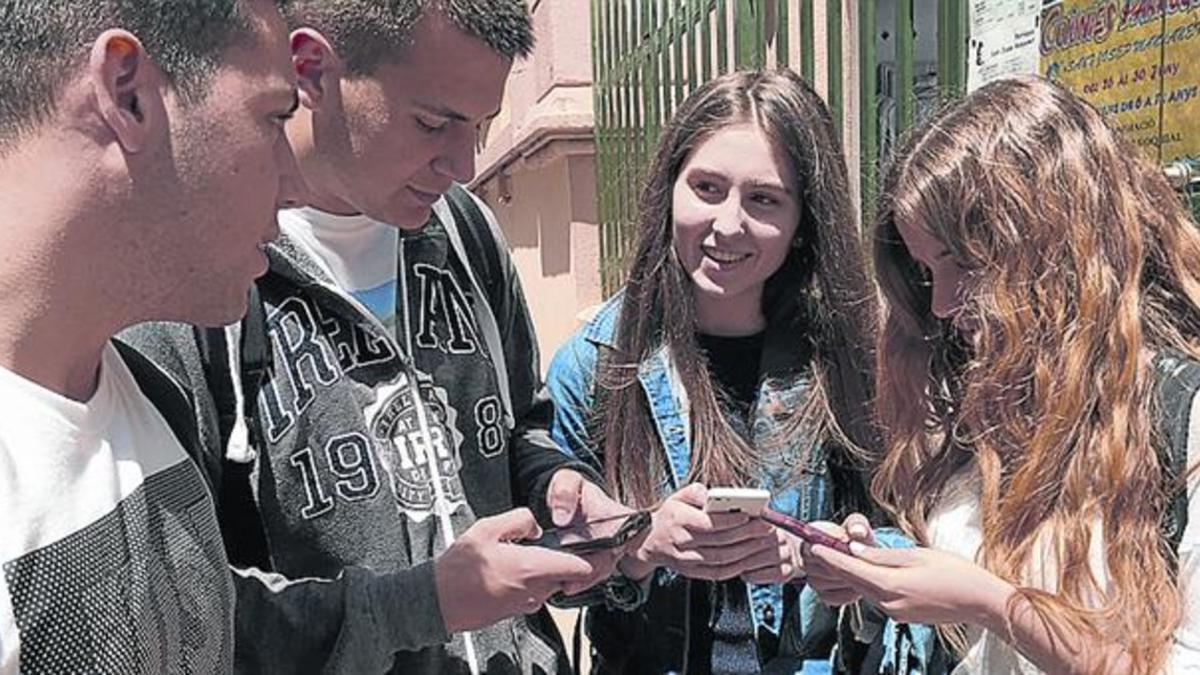 ESPERANÇA.CAT. Jóvenes consultan la 'app' de ayuda a gente de su edad.