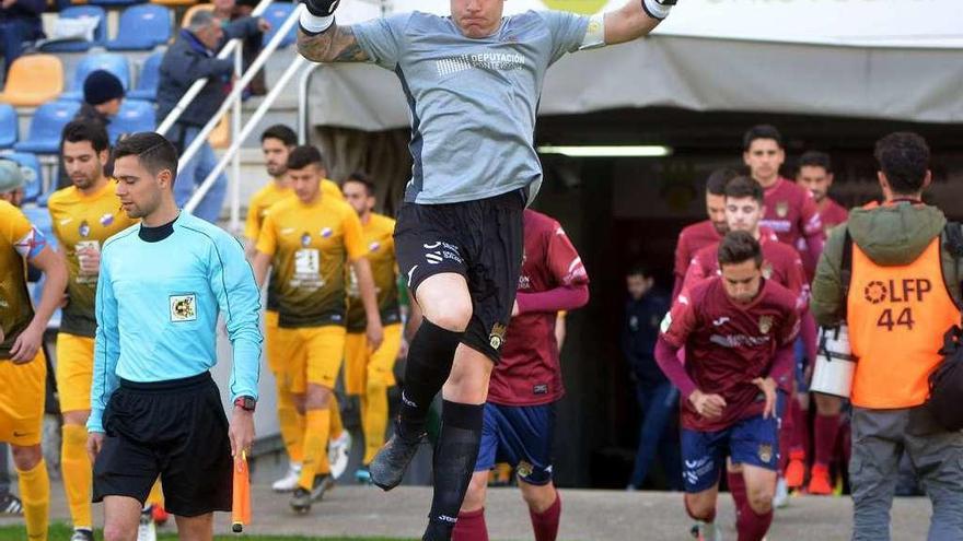 Edu Sousa saltando al campo en el inicio del Pontevedra-Ponferradina de este curso. // Gustavo Santos