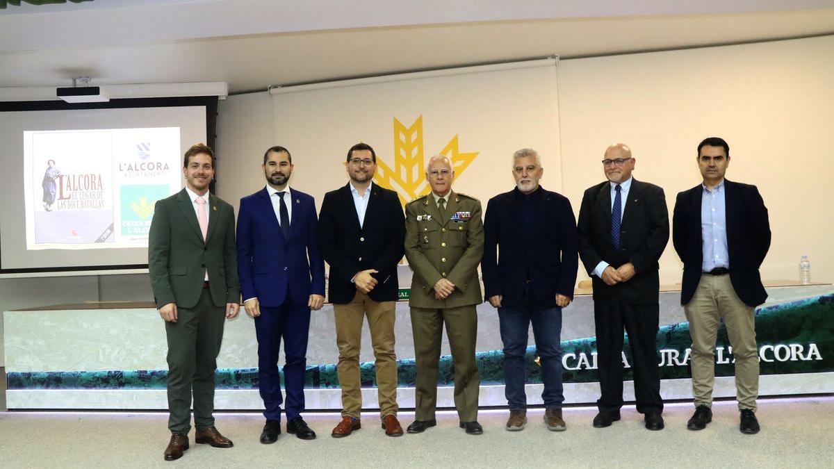 El autor de libro junto al subdelegado de Defensa y las autoridades municipales de l’Alcora, encabezadas por el alcalde, Samuel Falomir.