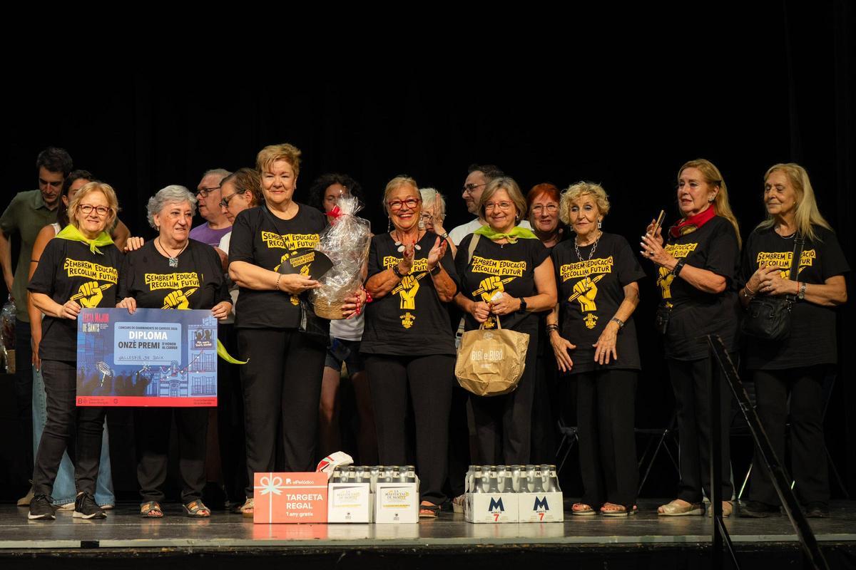 Entrega de premios del concurso de calles decoradas de la Festa Major de Sants, en la que las diferentes comisiones de las calles participantes reciben sus reconocimientos