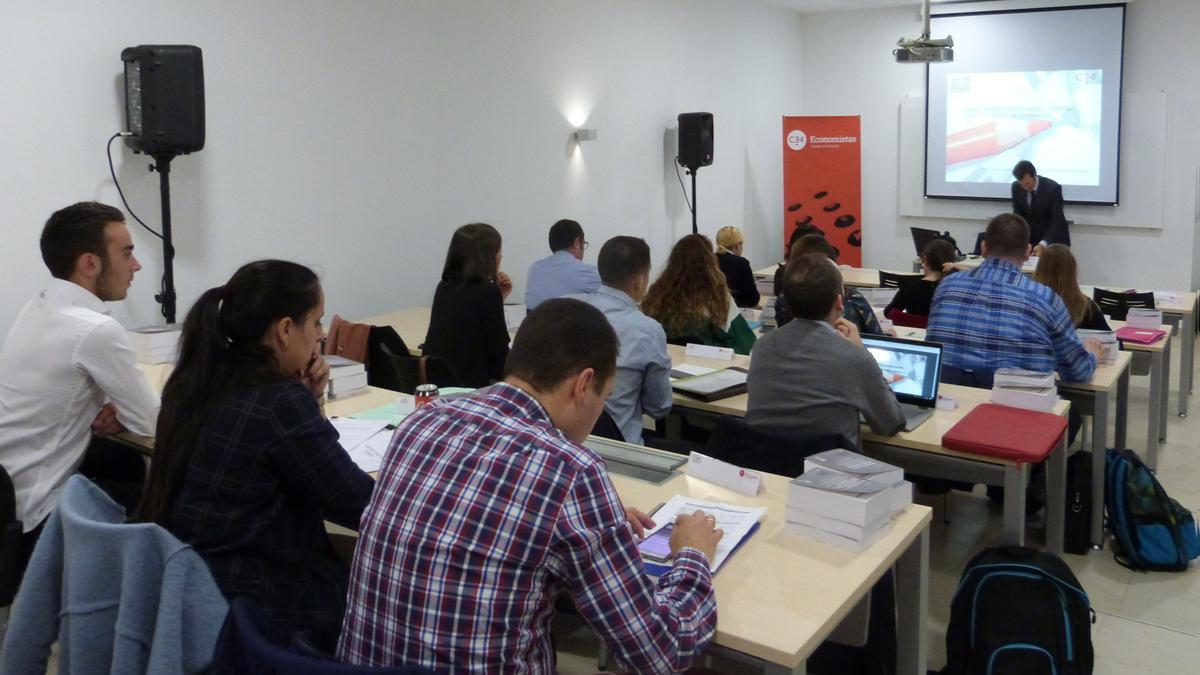 Un profesor con alumnos durante una de las clases del Máster.