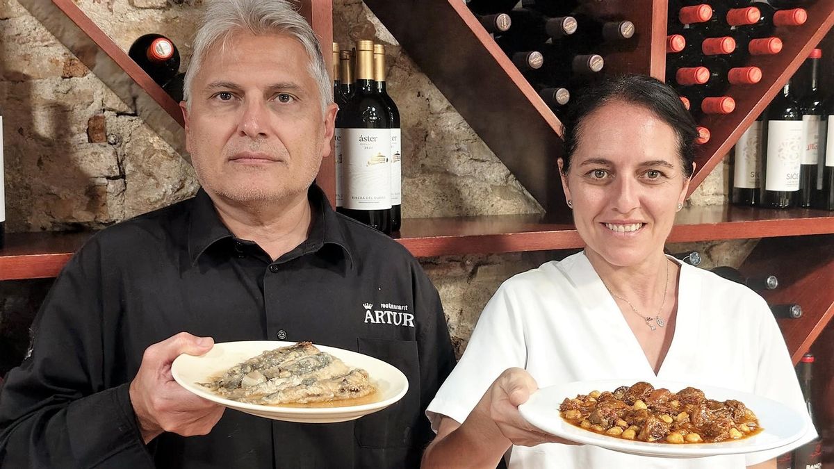 Los hermanos Carles y Anna Jansà, con platos del restaurante Arturo.