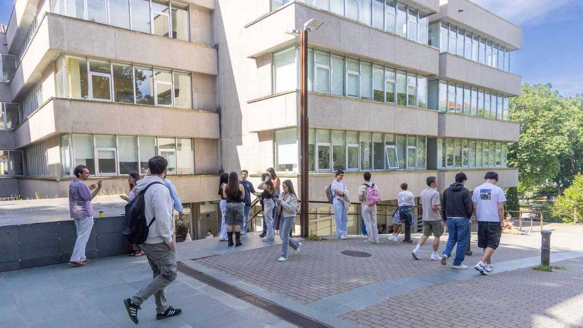 Alumnado de la Universidade de Santiago en el Campus Sur.