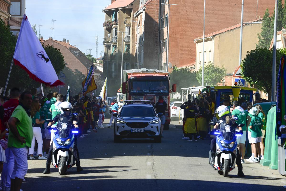 Llegada del camión a Maragatos, a la seis de la tarde. Le esperaban las peñas, que le han hecho el pasillo.