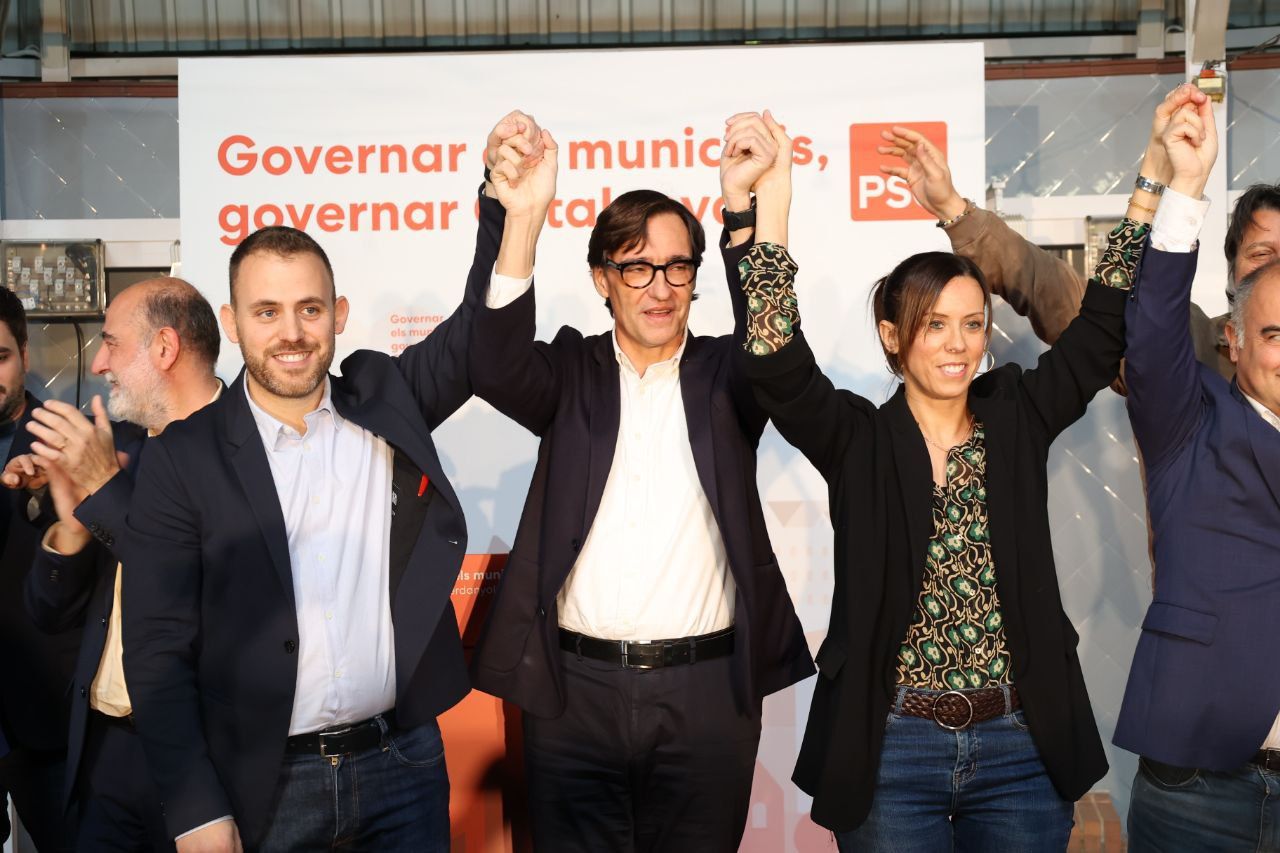 El líder del PSC, Salvador Illa, con la alcaldesa de Sabadell, Marta Farrés, y el alcalde de Cerdanyola del Vallès, Carlos Cordón