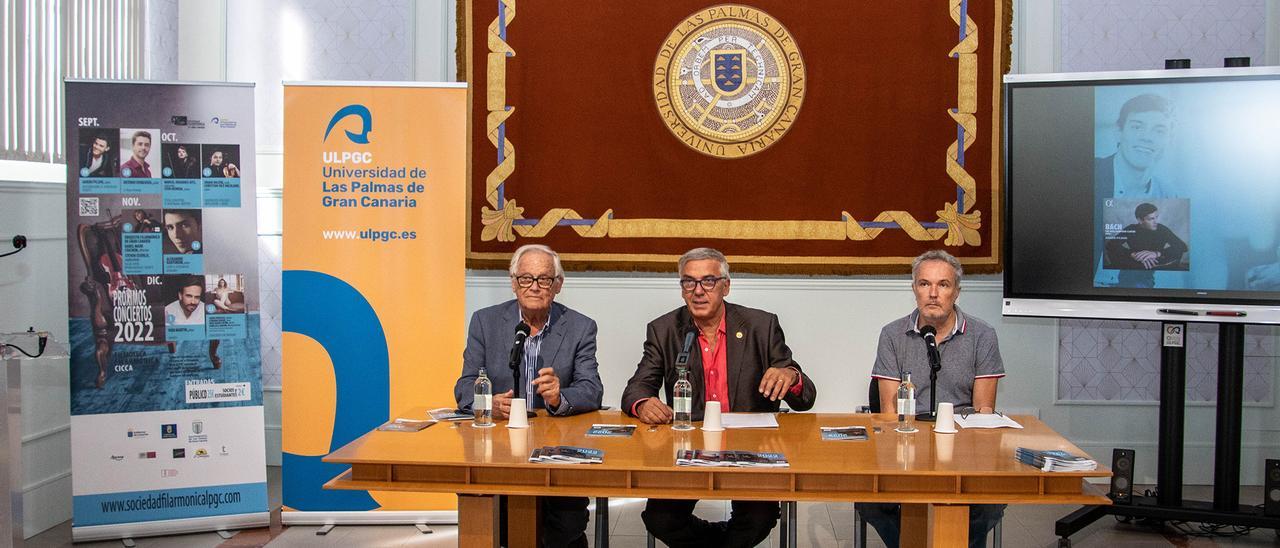 De izquierda a derecha: Pedro Schlueter, Lluis Serra y Juan Henríquez, ayer en la sede institucional de la ULPGC.