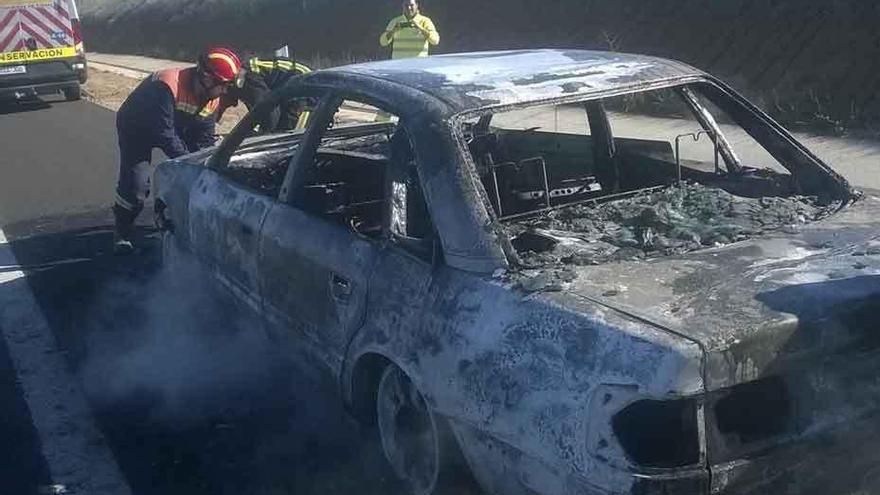 Los bomberos extinguen el fuego de un automóvil en la autovía A-66