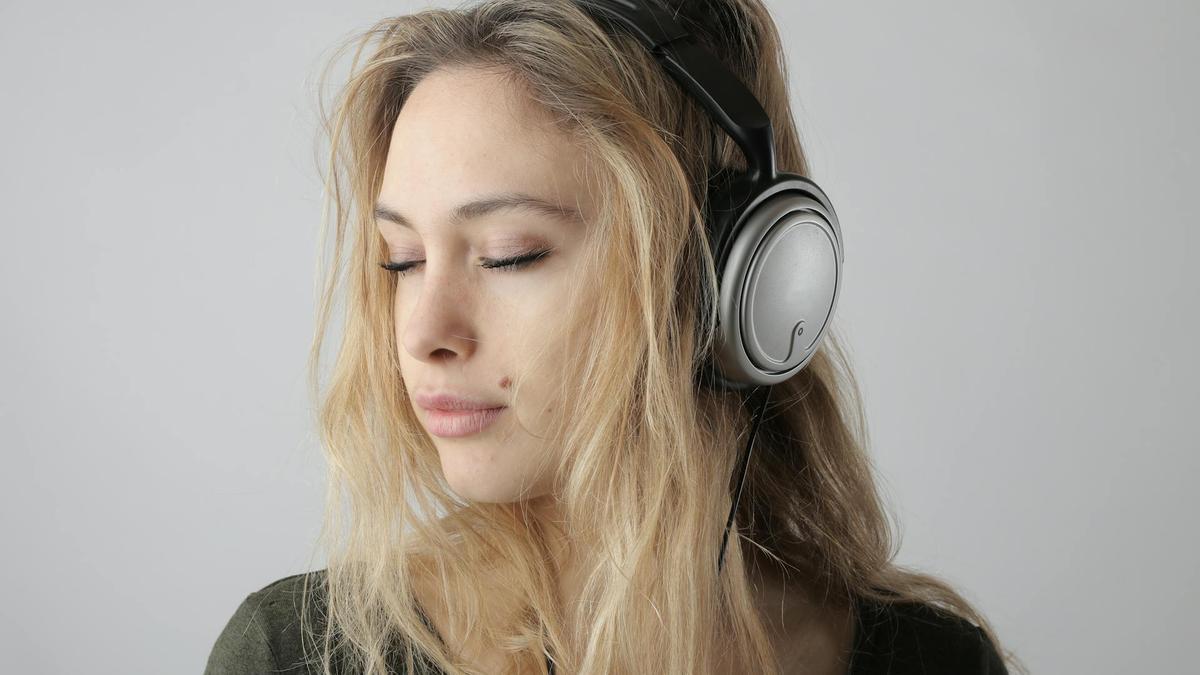 Un estudio revela la desconcertante razón de por qué escuchar música triste puede hacernos sentir bien