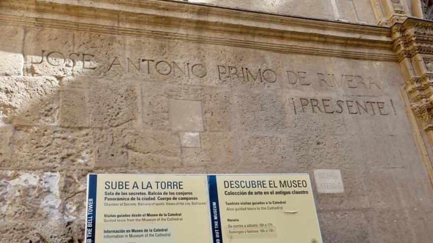 Técnicos revisarán in situ la inscripción falangista de la Catedral de Murcia para decidir cómo eliminarla