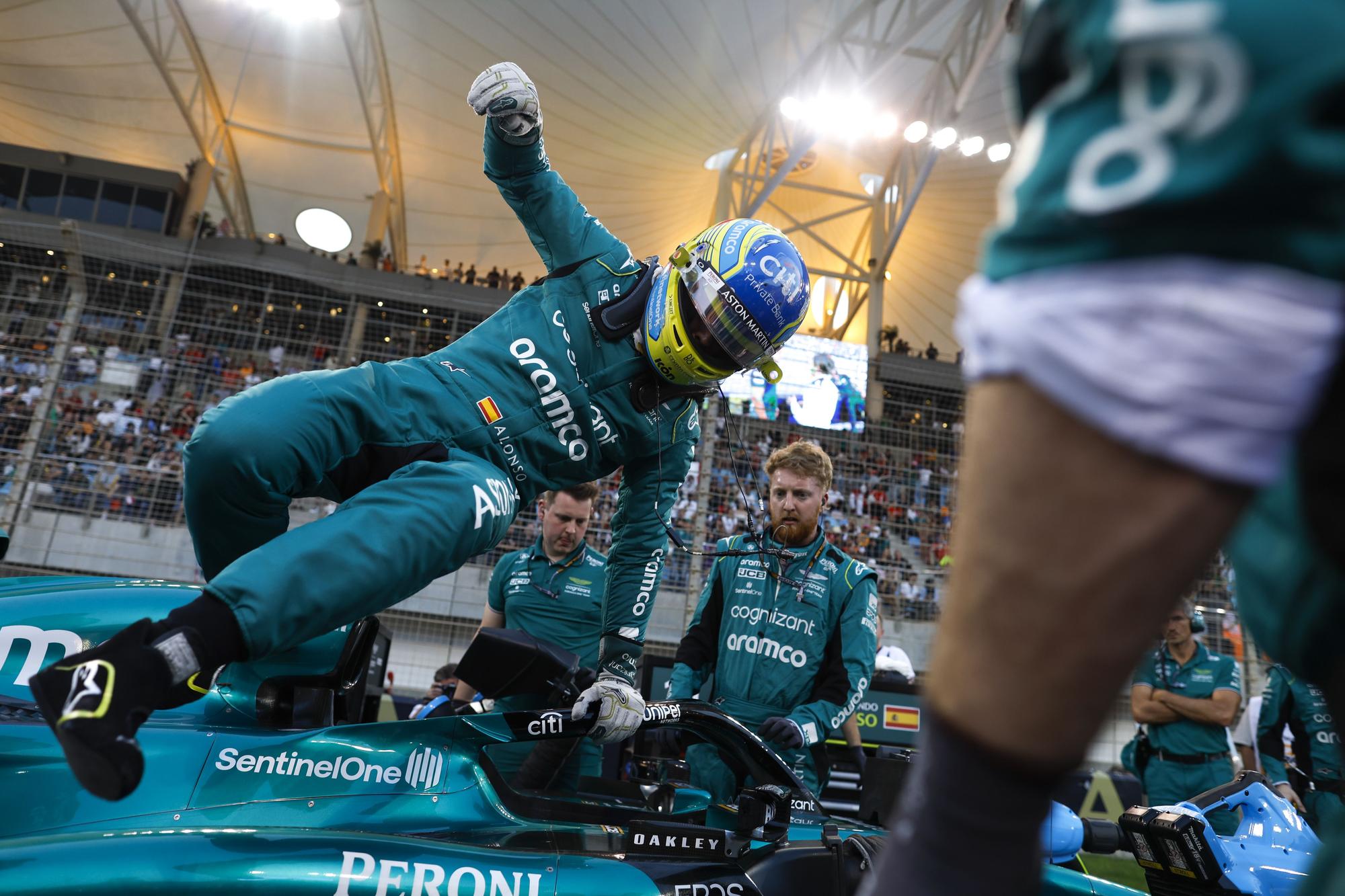 Fernando Alonso sale del Aston Martin antes de iniciarse el GP de Baréin.